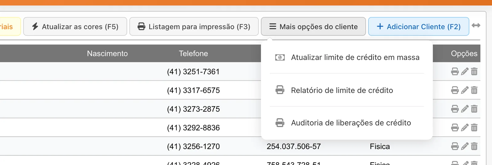 Botão Mais opções do cliente aberto, com os itens Atualizar limite de crédito em massa, Relatório de limite de crédito e Auditoria de liberações de crédito.